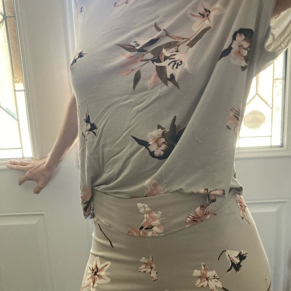 Size M leggings and crop top aet. Grey with floral print. - Picture 6 of 6